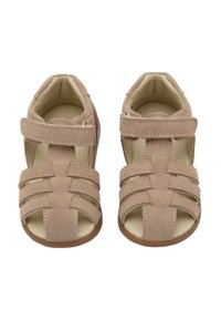 Tan suède sandalen met open tenen, met een bandontwerp en klittenbandsluiting voor gemakkelijke aan- en uittrekken. Zachte binnenvoering en rubberen zolen.