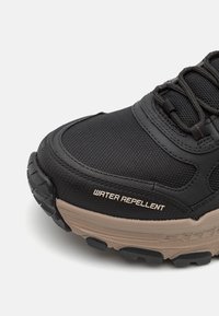 Skechers D'LUX TREKKER - Sneakers basse - black leather/mesh/synthetic/gray trim