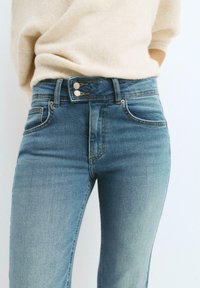 Modré džíny z denimu s vysokým pasem, s dvouknoflíkovým zapínáním, standardními kapsami a hladkou texturou s jemným vyblednutím.