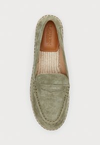 Zaļi zamša slaidi loafers ar ādas ielikni un teksturētu virves detaļu gar zolīti. Piedāvā izšūšanas akcentus un noapaļotu pirkstu dizainu.