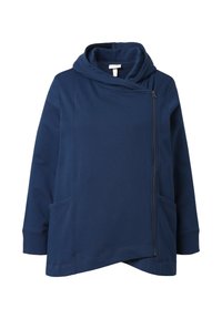 Chaqueta con capucha azul marino, con cierre de cremallera diagonal, mangas largas y dos bolsillos frontales; textura suave y ajuste holgado.
