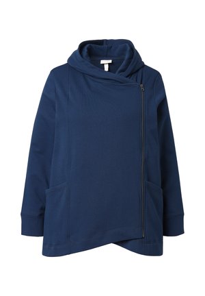 Giacca con cappuccio blu navy, chiusura a zip diagonale, maniche lunghe e due tasche frontali; texture liscia e vestibilità rilassata.