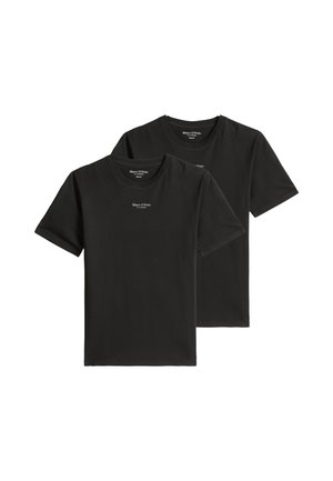 Due semplici t-shirt nere a maniche corte con scollo a girocollo e piccolo testo bianco "Marc O'Polo" centrato vicino al collo.