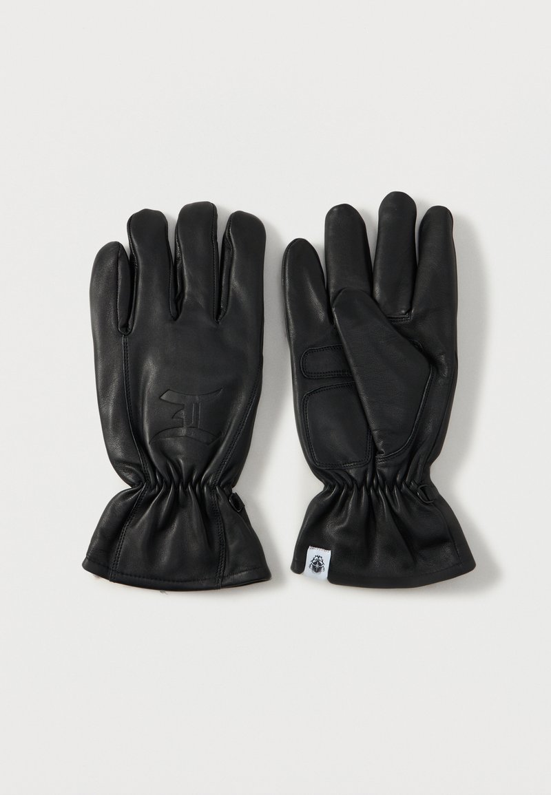 Zwarte leren handschoenen met vijf vingers, gerimpelde polsen en een reliëflogo op de achterkant; zachte textuur en gladde afwerking.
