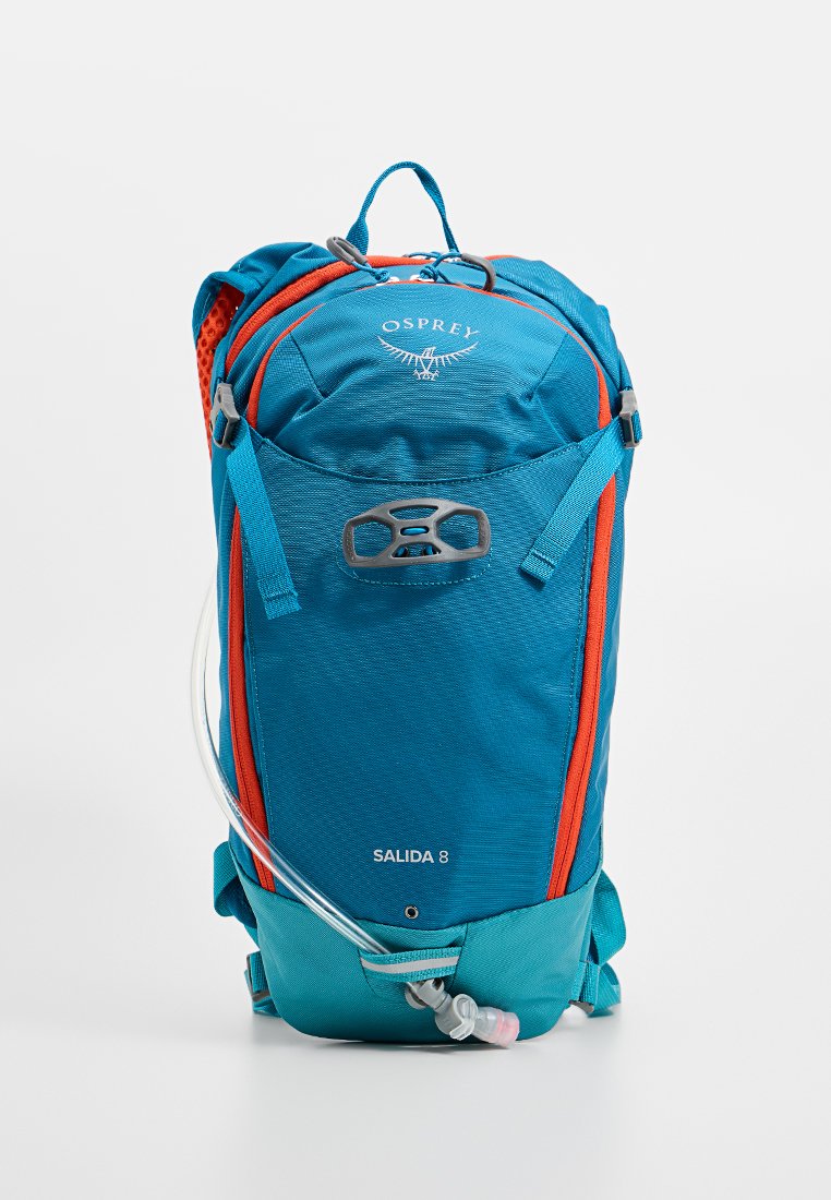 Blå och orange hydrationsryggsäck med en böjd form, justerbara remmar, en sugslang med bitesystem och strukturerad tyg för bättre grepp.