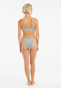 Randig bikiniuppsättning med en figurnära bandeau-topp och högskurna trosor i grönt och vitt. Slät textur och justerbara band.