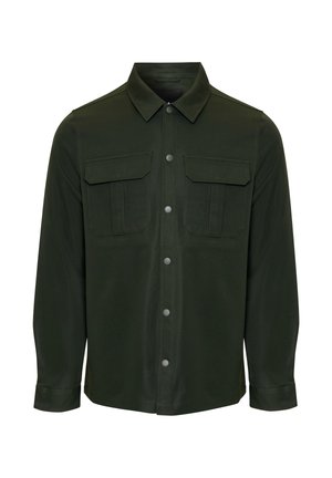 Cazadora de camisa de manga larga en verde oscuro con botones al frente y dos bolsillos de solapa en el pecho.