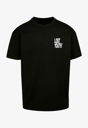 Czarna bawełniana koszulka z okrągłym dekoltem, z napisem "ZAGUBIONA MŁODZIEŻ" w białym kolorze na lewej piersi. Krótkie rękawy i luźny krój.