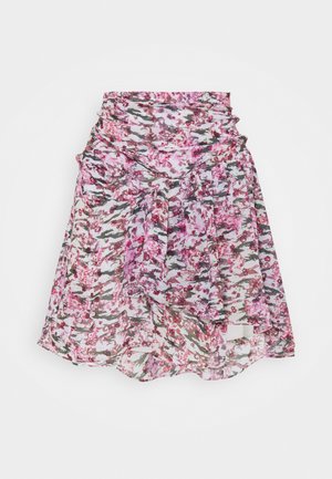 Jupe évasée taille haute avec imprimé floral en couches dans des tons roses, blancs et verts, avec une ceinture en tissu nouée à la taille.