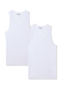 Due magliette bianche senza maniche in cotone. Presentano un collo rotondo e una texture liscia. Taglie etichettate come XL.