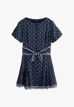 Meresinine kleit valge täpilise kangaga, lühikeste varrukatega, nööpidega ees, lehvikukujulise seelikuga ja vöökohal sõlmitud vööga mustriliste detailidega.