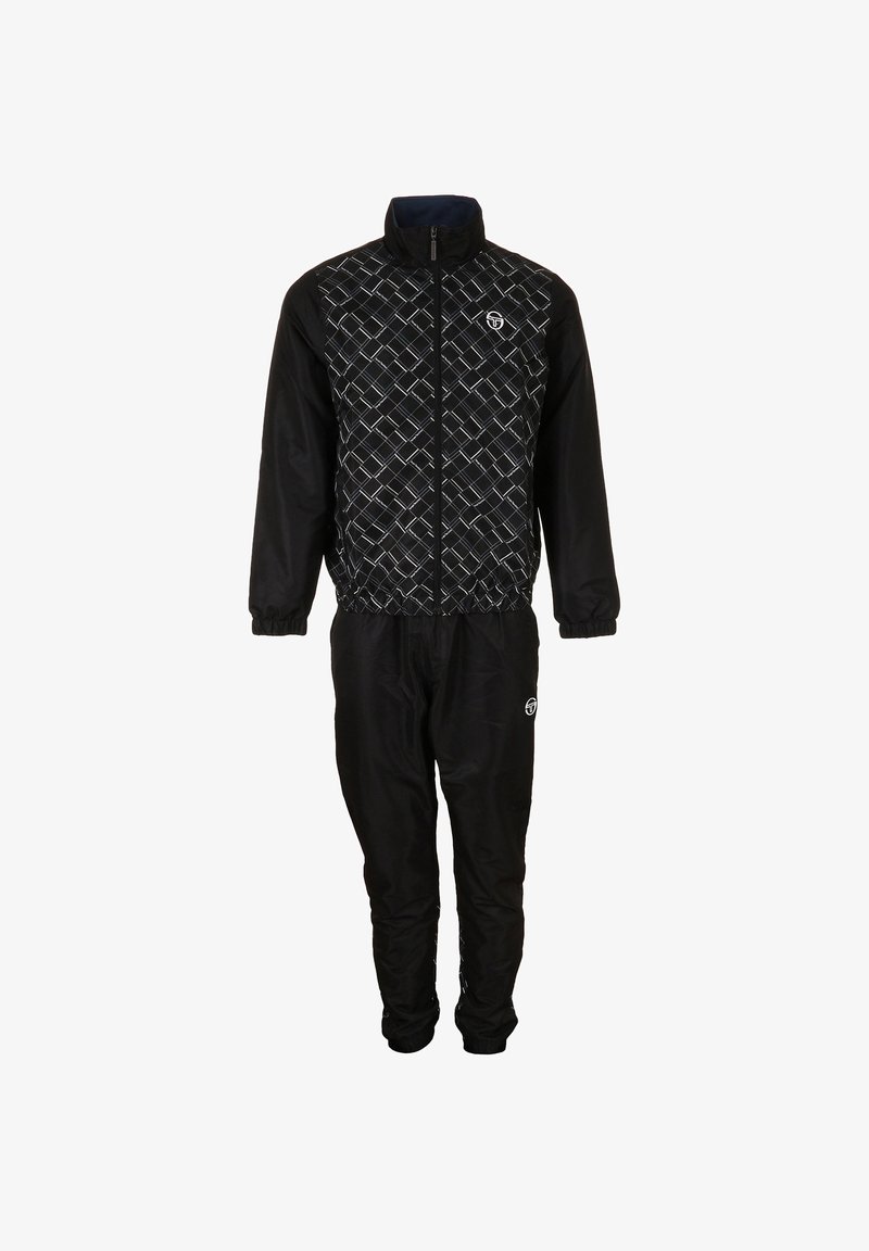 Zwarte trainingsoutfit bestaande uit een zip-up jack met een diamantpatroon, elastische manchetten en bijpassende broek met een logo op het linkerbeen.