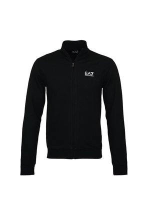 Černá bunda na zip s vysokým límcem, dlouhými rukávy a bílým logem „EA7 Emporio Armani“ na levé straně hrudi.