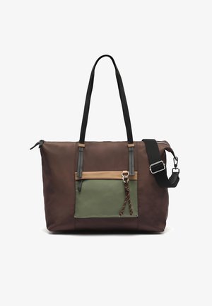 Sac fourre-tout marron avec de longues anses noires, poche avant zippée verte et beige, et bandoulière noire amovible avec boucle argentée.