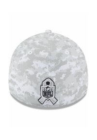 Casquette grise en camouflage avec une forme ronde, présentant un patch logo NFL noir et un accent en ruban gris. Fabriquée en tissu avec une surface texturée.