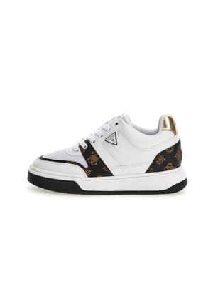 Sneaker bianca con accenti a motivo nero e marrone, caratterizzata da una parte superiore texturizzata, lacci bianchi e un dettaglio posteriore metallico dorato.