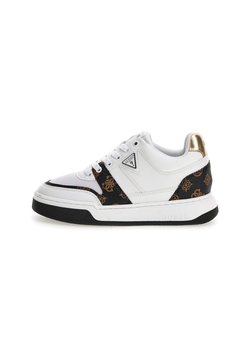 Sneaker bianca con accenti a motivo nero e marrone, caratterizzata da una parte superiore texturizzata, lacci bianchi e un dettaglio posteriore metallico dorato.