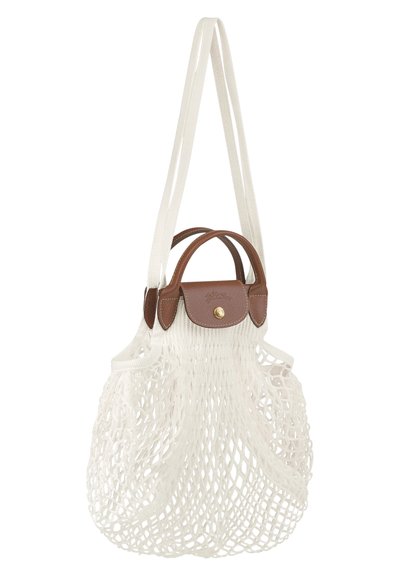 Weißer Netz-Einkaufsbeutel mit einem braunen Ledergriff und Akzenten. Besitzt ein netzartiges Design und einen kleinen, runden Oberverschluss mit einem goldenen Knopf.