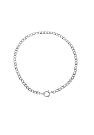 Collana in argento composta da anelli ovali, con finitura lucida e chiusura circolare. Il design è semplice con una consistenza uniforme.