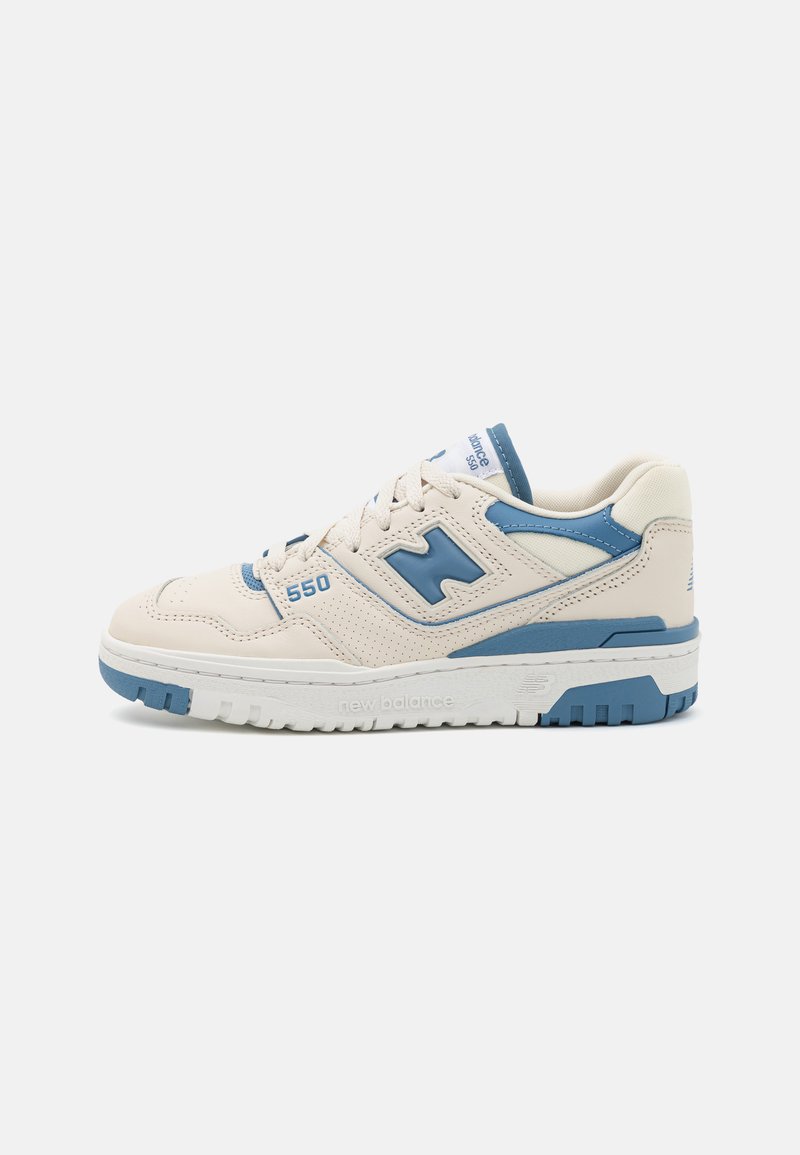 Sneaker beige in pelle con accenti blu, dettagli perforati, colletto imbottito e suola in gomma testurizzata con un motivo di battistrada a contrasto.