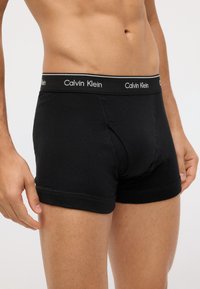 Czarne bawełniane bokserki z miękkim paskiem w talii z logo "Calvin Klein". Krótkie nogawki z dopasowanym krojem i minimalną ilością szwów.