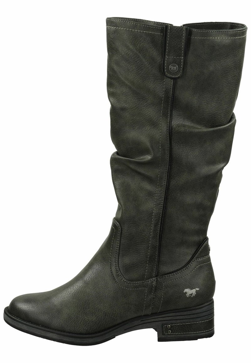 Botte en cuir vert, montant jusqu'au genou, avec un design froncé, des coutures contrastées, un petit talon carré et un petit logo près du talon.