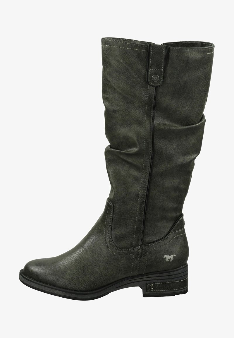 Botte en cuir vert, montant jusqu'au genou, avec un design froncé, des coutures contrastées, un petit talon carré et un petit logo près du talon.