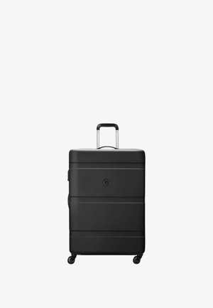 Valigia rigida nera con manico telescopico esteso e quattro ruote girevoli su sfondo bianco.