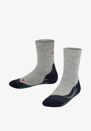 Graue Socken mit geripptem Design, marineblauen Akzenten an den Zehen und Fersen sowie roten Logodetails. Weiches Material für einen bequemen Sitz.