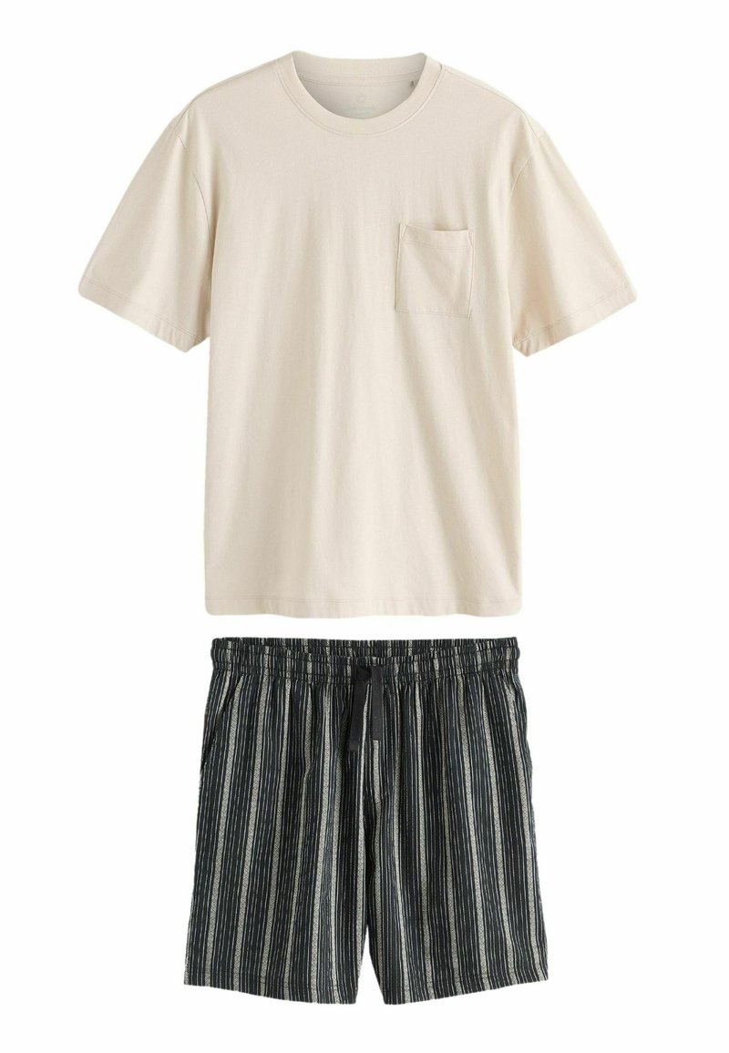 Beige Baumwoll-T-Shirt mit kurzen Ärmeln und einer Brusttasche, kombiniert mit schwarzen gestreiften Shorts mit Kordelzug und einem elastischen Bund.