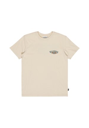 Beżowy t-shirt Billabong z krótkim rękawem, z małym kolorowym logo na lewej piersi i okrągłym dekoltem.