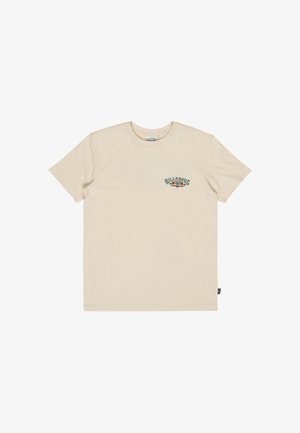 Beżowy t-shirt Billabong z krótkim rękawem, z małym kolorowym logo na lewej piersi i okrągłym dekoltem.
