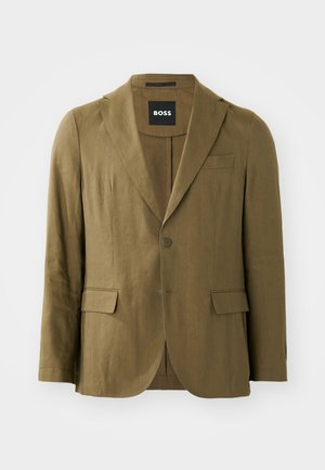 Blazer verde-azeitona feito de tecido texturizado, apresentando lapela de bico, dois botões e dois bolsos frontais; ajuste ajustado com uma fenda traseira.
