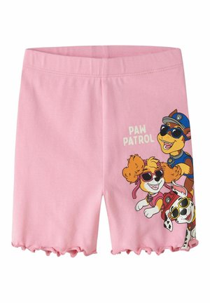 Różowe krótkie spodenki dziecięce z trzema postaciami z Psiego Patrolu w okularach przeciwsłonecznych oraz napisem „Paw Patrol.”