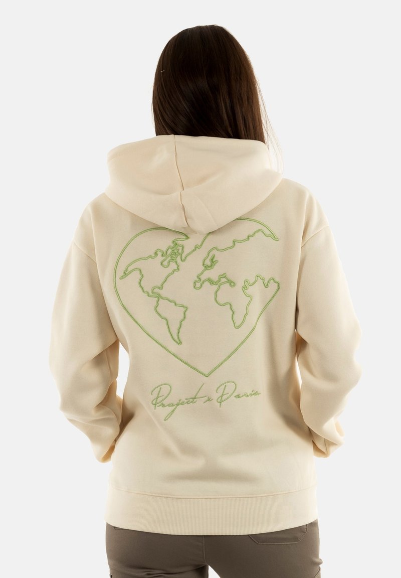 Crème-kleurige hoodie met een groene omtrek van een hart en een wereldkaart op de achterkant. Zacht materiaal, relaxed fit, ribgebreide manchetten en zoom.
