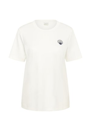 T-shirt blanc à manches courtes avec col rond, orné d'un petit motif de coquillage noir sur le côté gauche de la poitrine, présenté sur un fond uni.