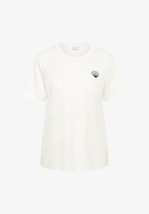 Fehér, rövid ujjú, kerek nyakú póló kis fekete kagyló grafikával a bal mellrészen, egyszerű háttéren bemutatva.