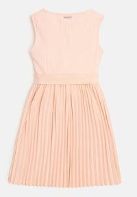 Bezrękawna, jasnoróżowa sukienka z ribbowanym korpusem, szerokim paskiem w talii i plisowaną spódnicą leżąca na białym tle.