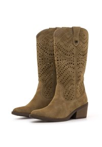 Botas de cowboy de ante marrón con punteras afiladas, diseño perforado y tacón apilado. Presenta costuras a lo largo de los bordes y acentos decorativos.