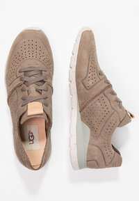 Bruna, perforerade lädersneakers med en strukturerad yta, som har en vadderad tunga, snörningsdesign och en fläckig sula.