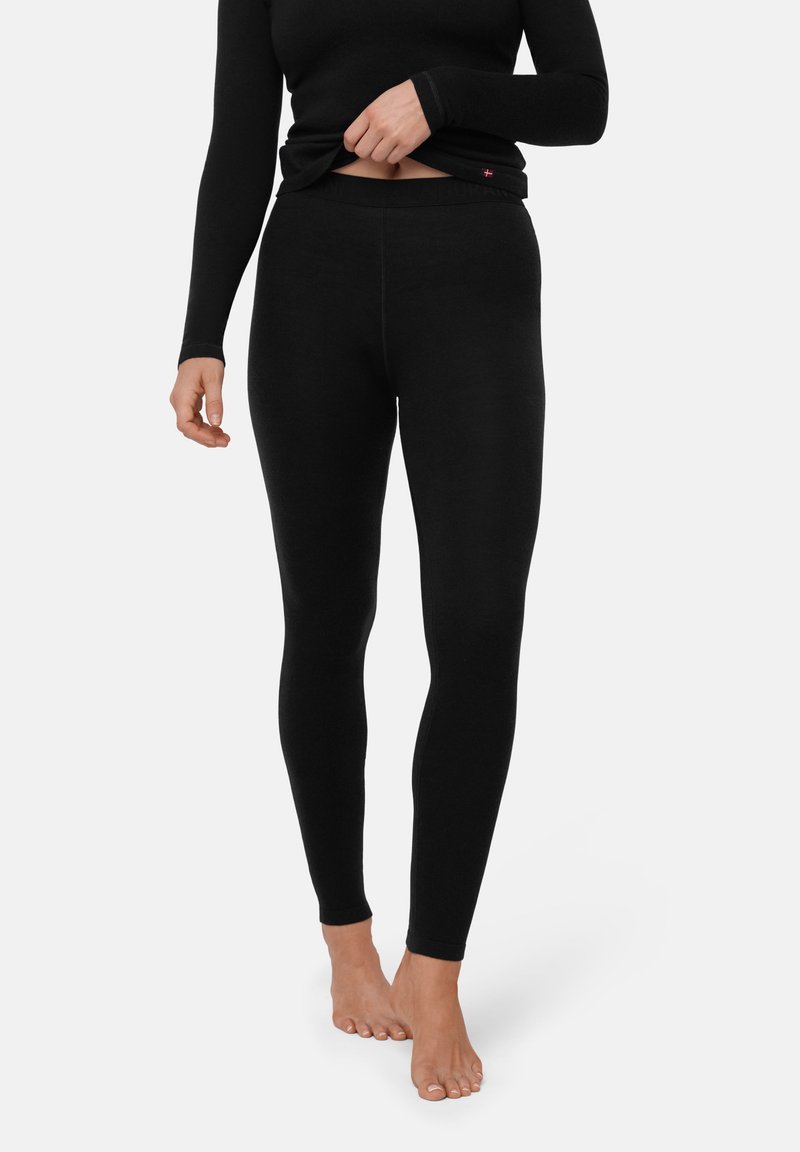 Schwarze Leggings aus weichem Stoff, mit enger Passform und elastischem Bund. Kombiniert mit einem passenden Langarmshirt.