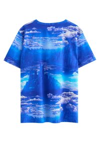 Blå T-shirt med korte ærmer og grafisk design, der viser skyer og et bjergrigt landskab i forskellige nuancer af blå og med en glat tekstur.