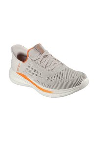 Hellgrauer Sportschuh mit einem Obermaterial aus Mesh, orangefarbigen Akzenten und einer gepolsterten weißen Sohle. Verfügt über ein Schnürdesign und gemusterte Details.