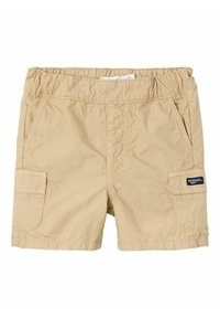 Pantalones cortos caqui hechos de algodón suave, con una cinturilla elástica, dos bolsillos laterales y un bolsillo cargo con una etiqueta azul marino.