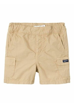 Pantalones cortos caqui hechos de algodón suave, con una cinturilla elástica, dos bolsillos laterales y un bolsillo cargo con una etiqueta azul marino.