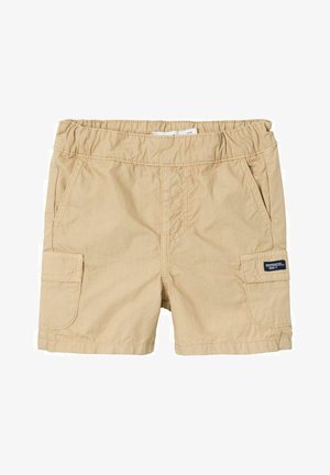 Pantalones cortos caqui hechos de algodón suave, con una cinturilla elástica, dos bolsillos laterales y un bolsillo cargo con una etiqueta azul marino.