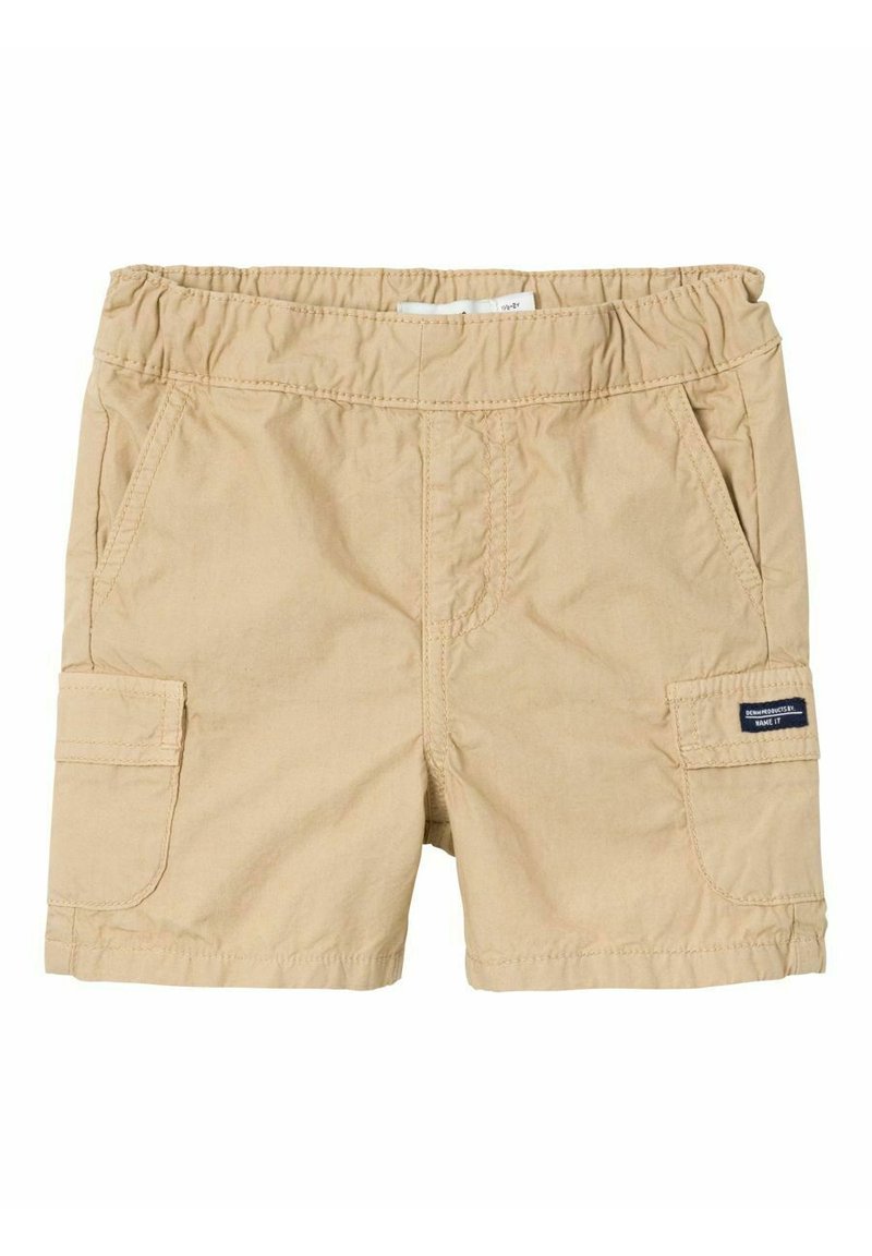 Pantalones cortos caqui hechos de algodón suave, con una cinturilla elástica, dos bolsillos laterales y un bolsillo cargo con una etiqueta azul marino.