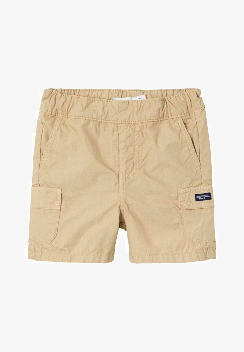 Pantalones cortos caqui hechos de algodón suave, con una cinturilla elástica, dos bolsillos laterales y un bolsillo cargo con una etiqueta azul marino.