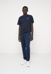 CLOSURE London RELAXED ICON TEE - Triko s potiskem - navy