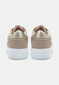 Beez suede tossud, millel on metallik kuldne aksent kontsapoolses osas, valge kummist tald ja sile sisepind. Lainekujuline tikandite detail.